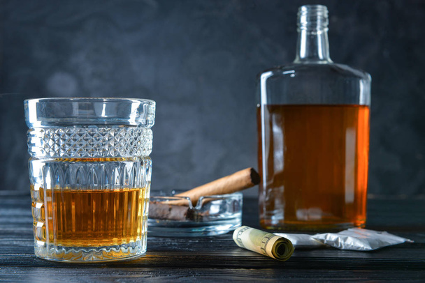 Αλκοόλ, πούρο, ναρκωτικά και λεφτά στο τραπέζι. Έννοια των κακών συνηθειών - Φωτογραφία, εικόνα