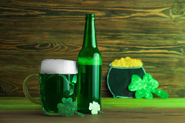 Green beer for St. Patrick's Day on wooden table - Foto, afbeelding
