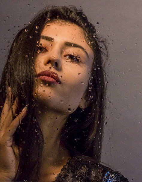 muhteşem genç esmer kadın portresi ıslak pencerenin dışında - Fotoğraf, Görsel