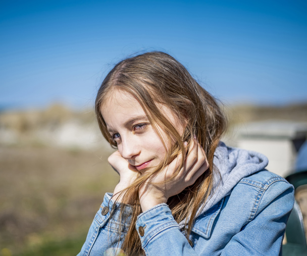 osamělá mladá dívka proti modré obloze - Fotografie, Obrázek