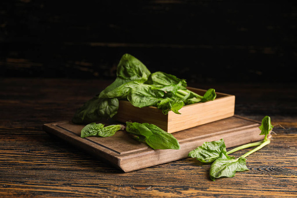 Espinacas verdes frescas sobre mesa de madera
 - Foto, Imagen