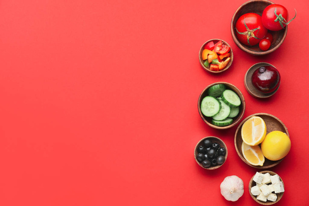 Ингредиенты для вкусного греческого салата на цветном фоне
 - Фото, изображение