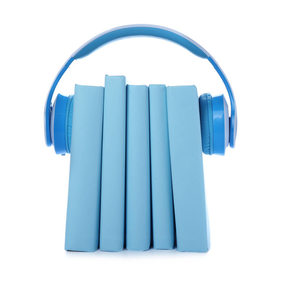 Βιβλία και σύγχρονα ακουστικά σε λευκό φόντο. Έννοια του audiobook - Φωτογραφία, εικόνα