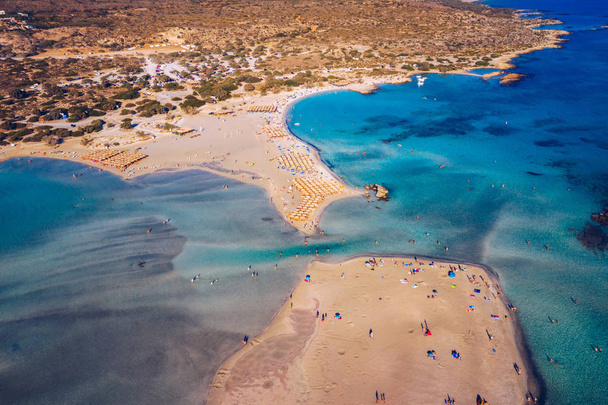 Aerial view of beautiful tropical Elafonissi Beach with pink san - Foto, afbeelding