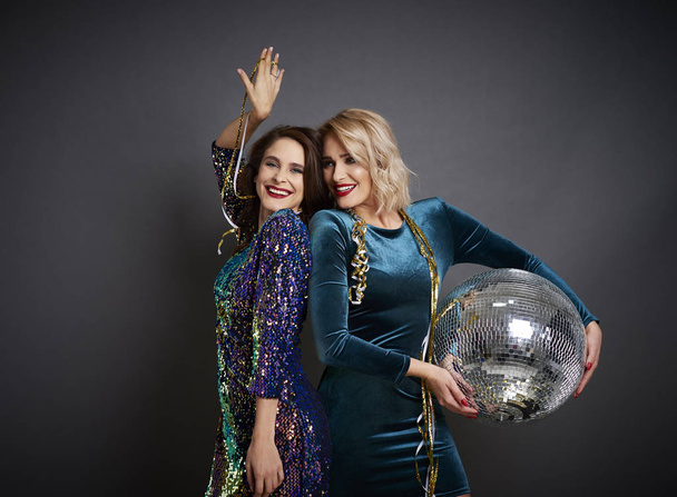 Due donne con discoteca palla festa
  - Foto, immagini