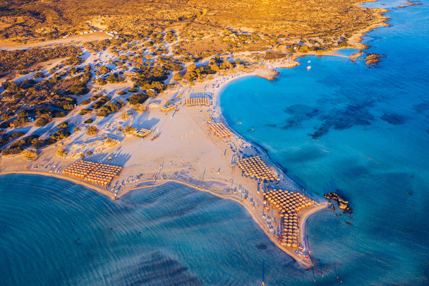 Vue aérienne de la belle plage tropicale d'Elafonissi avec san rose
 - Photo, image