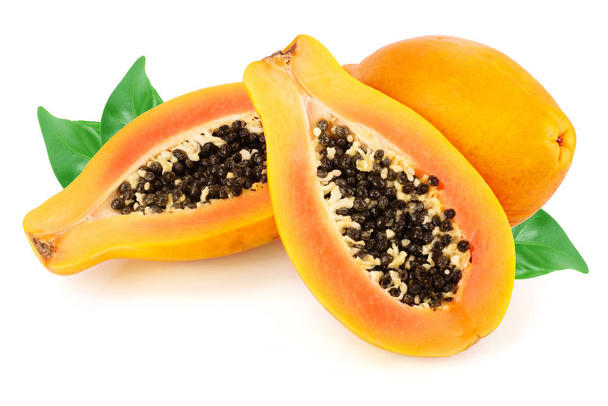 reife geschnittene Papaya mit Blatt isoliert auf weißem Hintergrund - Foto, Bild