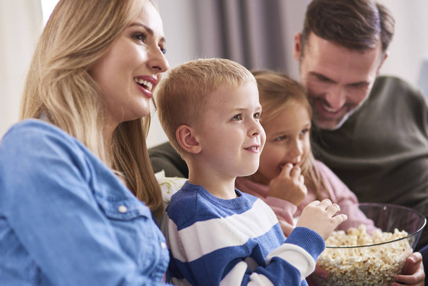 Крупним планом сім'ї дивитися телевізор вдома
  - Фото, зображення