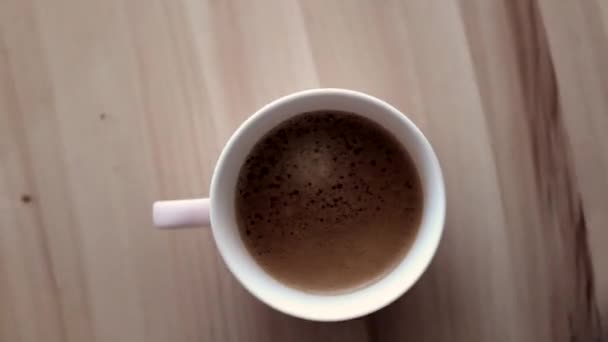 Утренняя чашка кофе с молоком на мраморной каменной плоской лежал, горячий напиток на стол плоский, вид сверху пищевая видеография и рецепт вдохновения для приготовления vlog
 - Кадры, видео