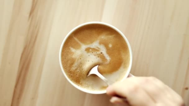 Morgens Kaffeetasse mit Milch auf Marmor Stein flach legen, Heißgetränk auf Tisch flach legen, von oben sehen Lebensmittelvideographie und Rezeptinspiration für das Kochen vlog - Filmmaterial, Video