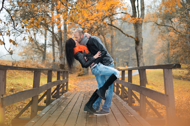 ευτυχής μεσήλικο ζευγάρι φιλιά σε εξωτερικούς χώρους στην όμορφη φθινοπωρινή μέρα - Φωτογραφία, εικόνα