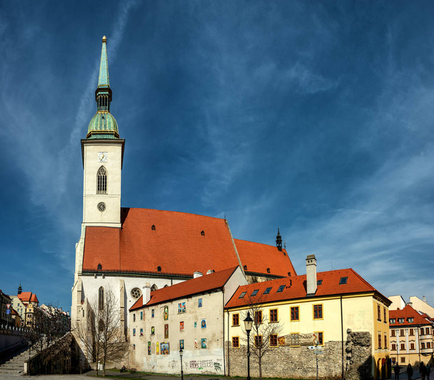 Katedra św. Marcina, Bratysława (Słowacja). Katedra św. Marcina w Bratysławie została zbudowana w 1221 r.. - Zdjęcie, obraz