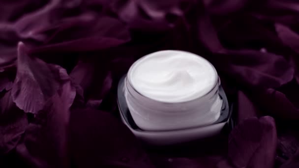 Crème hydratante pour le visage sensible aux pétales de fleurs et au fond de l'eau, science naturelle pour la peau
 - Séquence, vidéo