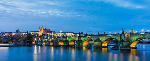 Puente de Carlos en Praga en Chequia. Praga, República Checa. Cha.
 - Foto, imagen