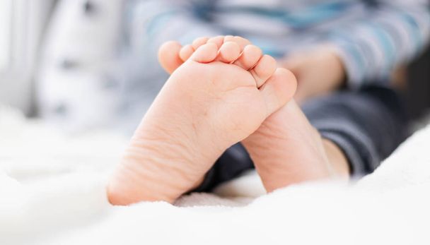 Urlaub am freien Tag. gesunder Fuß im Baby - Foto, Bild
