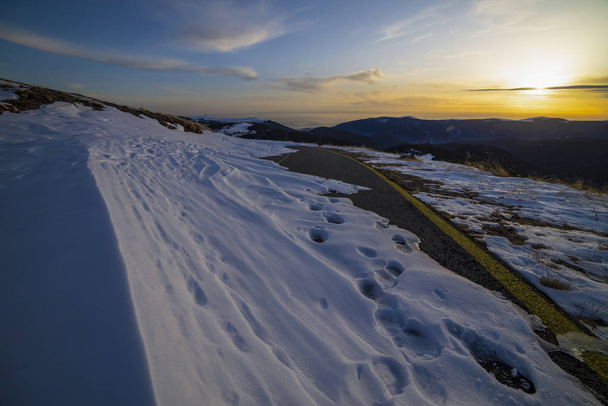 wunderschöne Winterlandschaft in den Bergen in den Karpaten - Foto, Bild