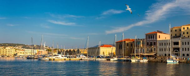 Vecchio porto di Chania con gabbiani volanti. Punti di riferimento di Creta isla
 - Foto, immagini