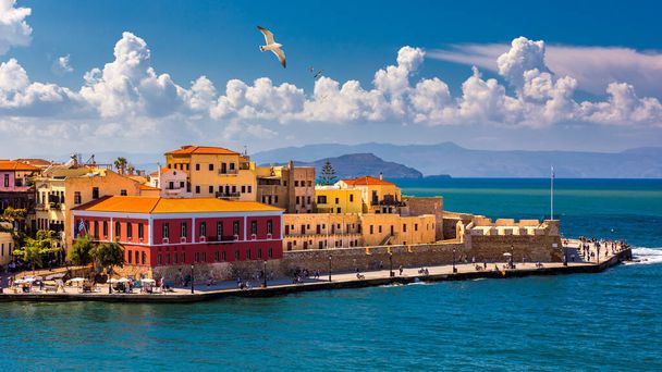 Oude haven van Chania met vliegende meeuwen. Bezienswaardigheden van Kreta isla - Foto, afbeelding