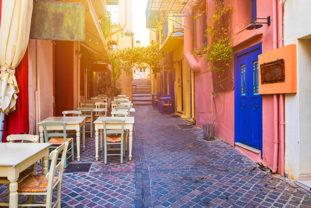 Urocze uliczki greckich wysp, Kreta. Ulica w starym mieście - Zdjęcie, obraz