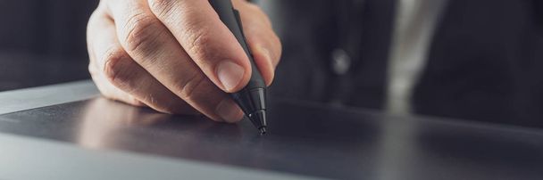 Kuvittaja työskentelee kynällä tabletin kanssa
 - Valokuva, kuva