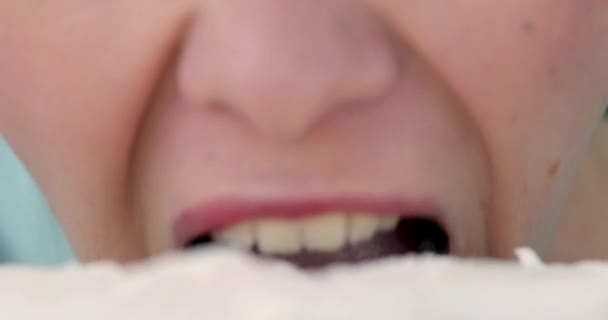 Femme anonyme prenant morsure de gâteau
 - Séquence, vidéo