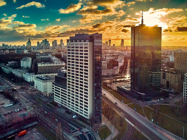 Hermosa vista panorámica del dron aéreo al? enter de la ciudad moderna de Varsovia con siluetas de rascacielos en los rayos de la puesta de sol invierno enero - puesta de sol increíble, Polonia
 - Foto, Imagen