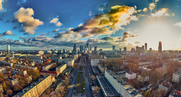 Hermosa vista panorámica del dron aéreo al? enter de la ciudad moderna de Varsovia con siluetas de rascacielos en los rayos de la puesta de sol invierno enero - puesta de sol increíble, Polonia
 - Foto, Imagen