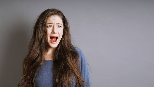 νεαρή γυναίκα ουρλιάζοντας ή φωνάζοντας - Φωτογραφία, εικόνα