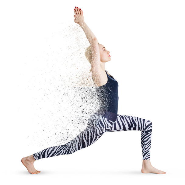 Femme en posture de yoga pourriture sur les particules
. - Photo, image