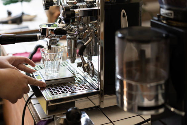 バリスタコーヒーマシンでエスプレッソを作る - 写真・画像