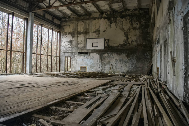 Verlaten Gym in spookstad Prypiat in Chornobyl uitsluitingszone. Pripyat, Oekraïne, december 2019 - Foto, afbeelding