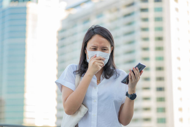 Vrouw met gezichtsmasker beschermt filter tegen luchtverontreiniging (Pm - Foto, afbeelding