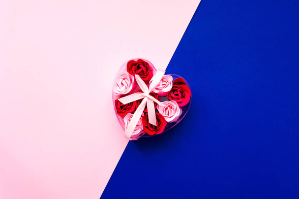 Sevgililer Günü. Pembe ve mavi arka plan, içinde kalp şeklinde güller olan hediye kutusu. Tatil konsepti. Yakın plan. - Fotoğraf, Görsel