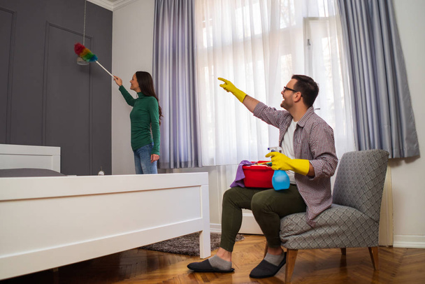 Junges glückliches Paar putzt seine Wohnung. - Foto, Bild