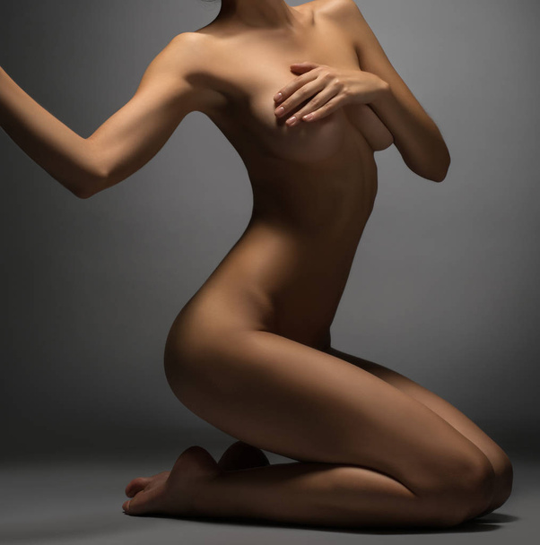 Femme nue levant les yeux tout en posant gracieusement
 - Photo, image