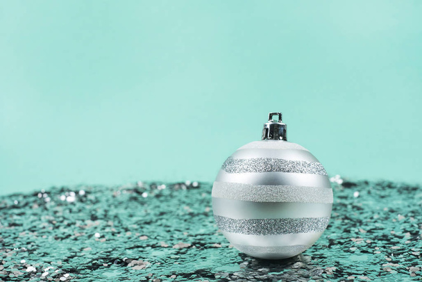μπάλα ασημί χριστουγεννιάτικο δέντρο - Φωτογραφία, εικόνα
