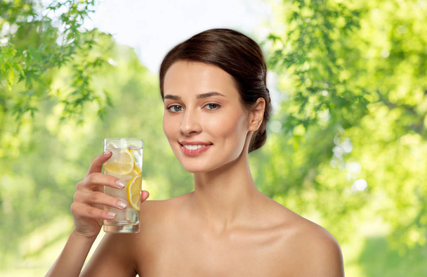 woman drinking water with lemon and ice - Valokuva, kuva