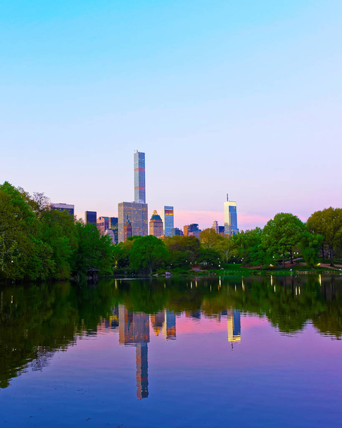 Manhattan ορίζοντα αντικατοπτρίζεται από το νερό στο Central Park αντανακλαστικό - Φωτογραφία, εικόνα