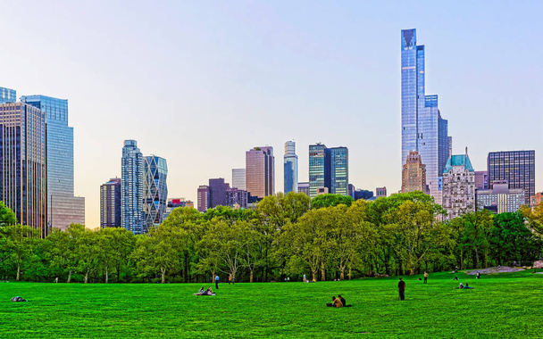 Midtown Manhattan skyline in Central Park South reflex - Foto, imagen