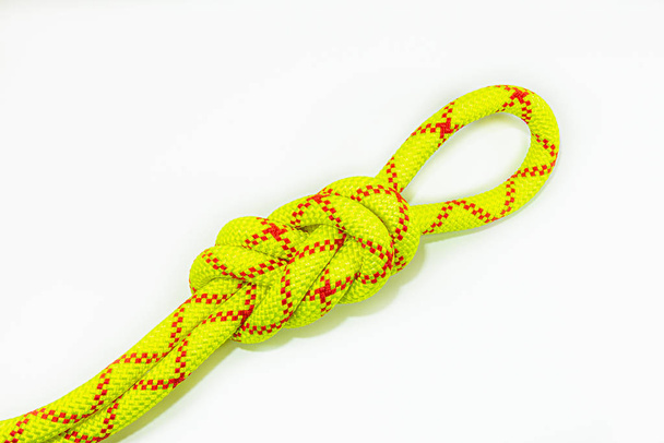 Подвійне фламандське кільце або цифра 8 вузлів або павуків використовується для кріплення мотузки до упряжки і створення самострахування вусів і приєднання карабіна до них. Ізольовані на білому тлі - Фото, зображення
