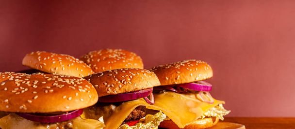 Hamburger su un vassoio di legno con posto per un titolo. Foto stock
. - Foto, immagini