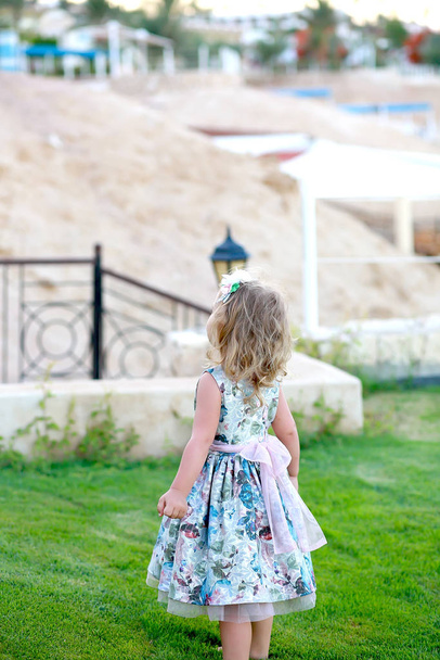 Маленька дівчинка йде морем у розкішному єгипетському готелі.  - Фото, зображення