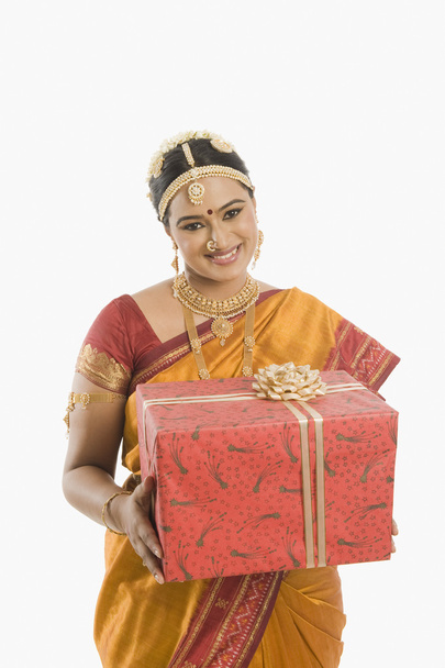 Indian woman holding a gift - Foto, imagen