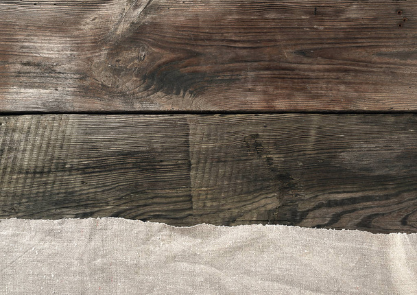 γκρι πετσέτα κουζίνας υφασμάτινη διπλωμένη σε γκρι ξύλινο τραπέζι από ol - Φωτογραφία, εικόνα