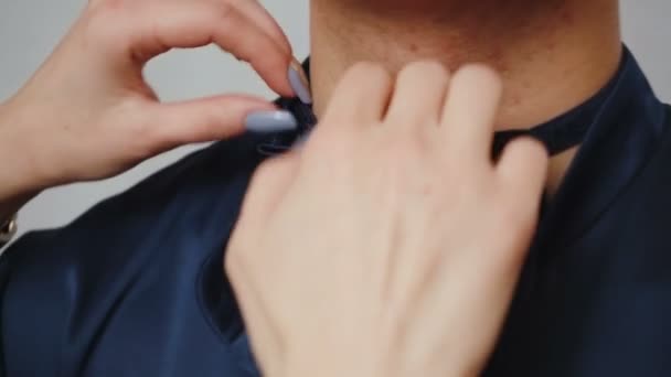 Видео, как девушка вяжет галстук своего бойфренда
 - Кадры, видео