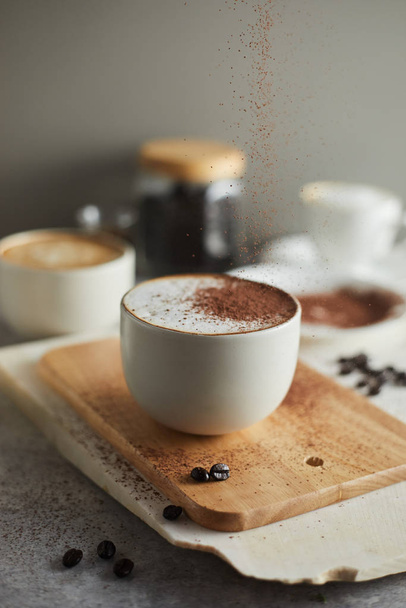 šálek kávy a kávových zrn na stole - Fotografie, Obrázek