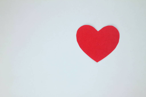 Red paper heart on a white background. Copy space. - Foto, Bild