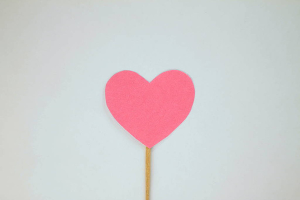 Pink heart on a stick on a white background. In the form of a candy. - Foto, Bild