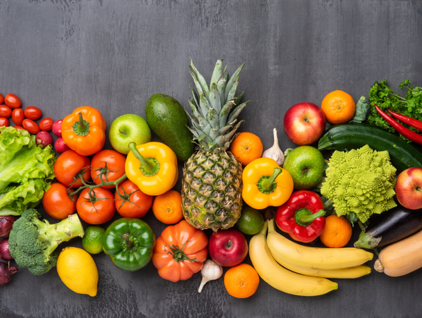 Zdrowe składniki odżywcze: świeże warzywa, owoce i superjedzenie. Odżywianie, dieta, wegańska koncepcja żywności. Konkretne tło - Zdjęcie, obraz