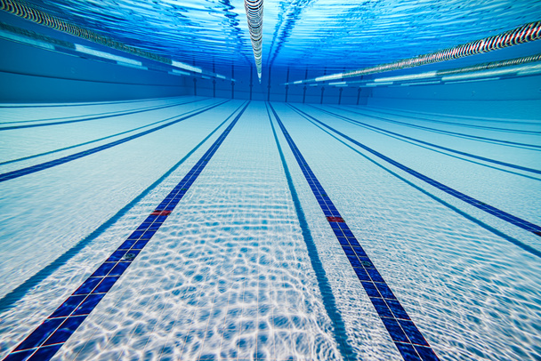 Su arka plan altında Olimpik Yüzme havuzu. - Fotoğraf, Görsel